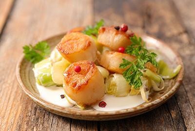 Jakobsmuscheln auf Pfifferlings-Rahmsauce mit Verjus jakobsmuscheln-pfifferlings-rahmsauce-mit-verjus-rezept