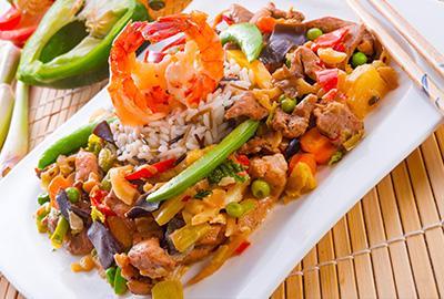Asiatische Wokpfanne mit Gambas und Rinderfilet asiatische-wokpfanne-mit-gambas-und-rinderfilet-rezept