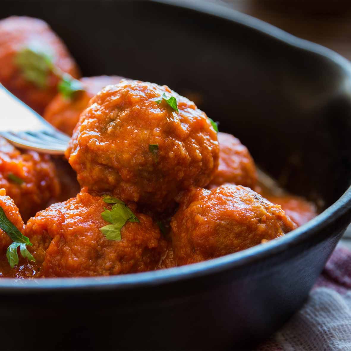 Vegane Hackbällchen in Tomatensugo – würzig & mediterran (2 x 250g)