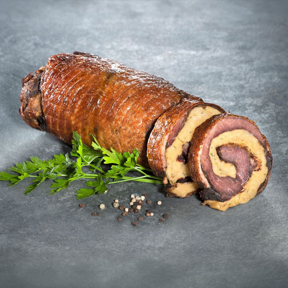 Gänserollbraten mit Semmelknödelfüllung, ca. 1200 g 2