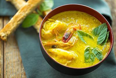 Grillgambas auf grünem Thaicurry garniert mit frischem Koriander grillgambas-mit-gruenem-thaicurry-rezept