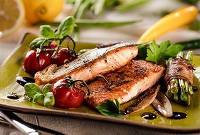 Wildlachs mit Ofentomaten und grünen Bohnen im Speckmantel Lachs-mit-Tomaten-und-Bohnen_1