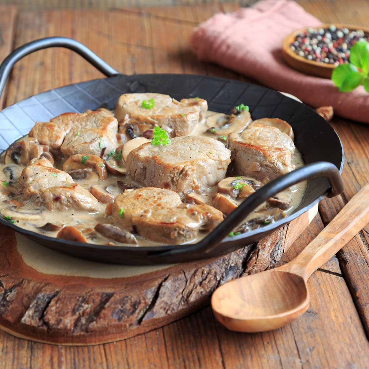 Zarte Schweinemedaillons in Champignonrahm – mit Rotwein & Sherrynote (2 x 250g)