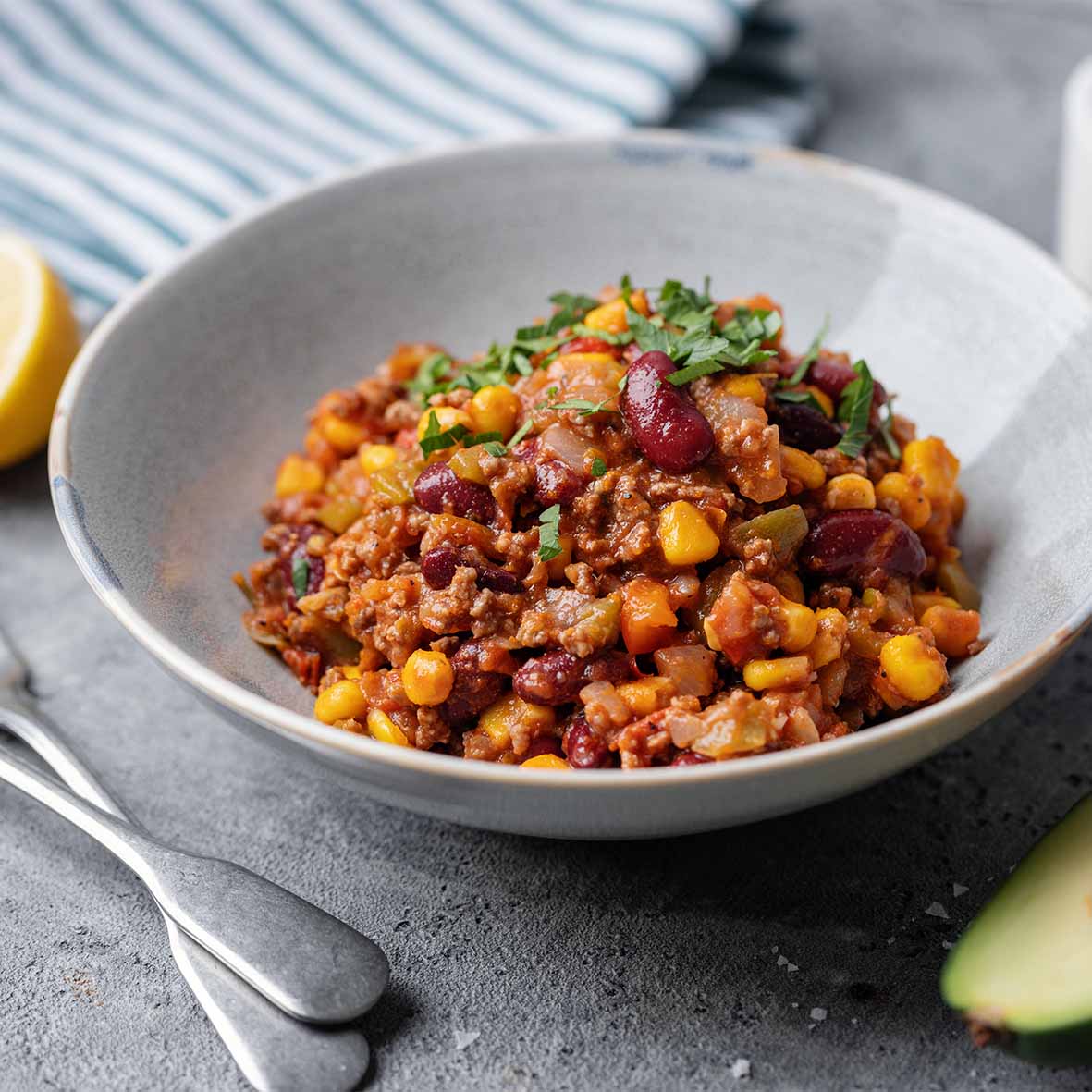 Chili con Carne – würziges Rindfleischgericht mit Bohnen & Mais ... Chili con Carne – würziges Rindfleischgericht mit Bohnen & Mais ...