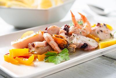 Frutti di Mare-Salat mit Haferflocken-Paprika-Taler Rezept