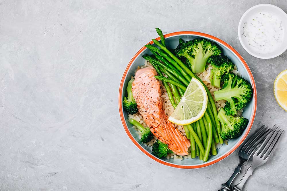 Lachs mit Reis, Spargel und Brokkoli