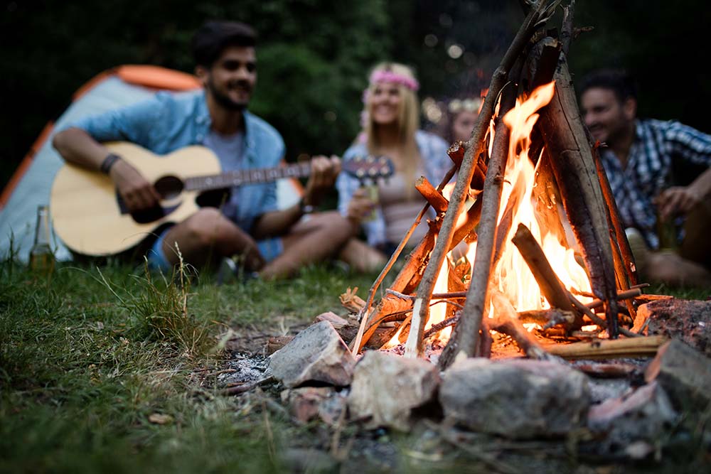 Fisch mit Freunden am Lagerfeuer grillen