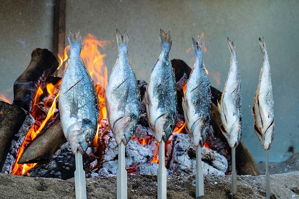 Steckfisch am Feuer gegrillt