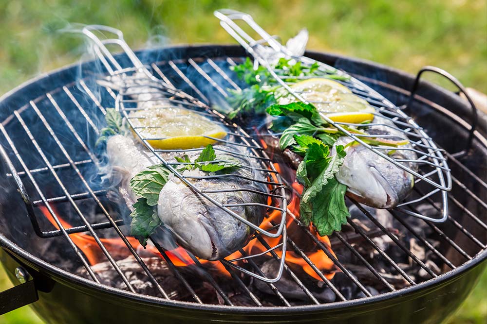 Fisch ganz auf dem Grill zubereitet