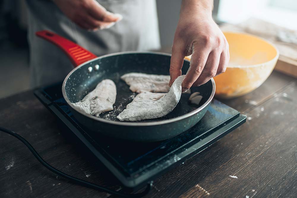 Fischfilets in der Pfanne zubereitet