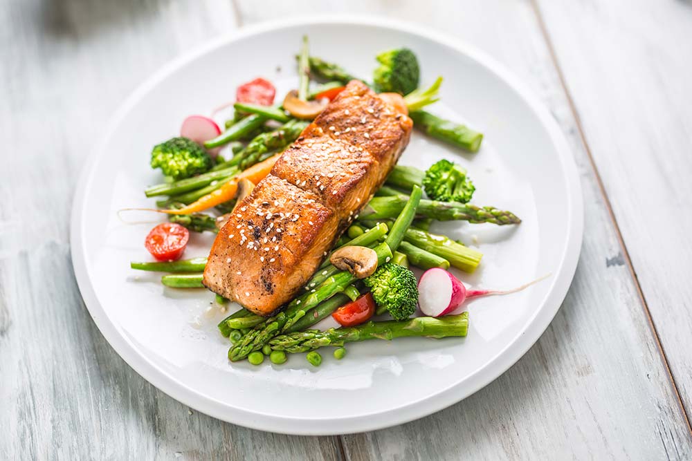 Fisch mit Spargel und Radieschen