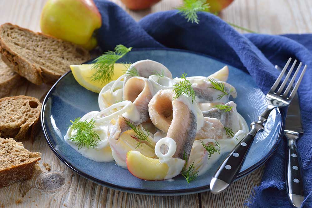 Marinierte Matjesfilets mit Joghurt-Soße, Äpfel und Zwiebeln