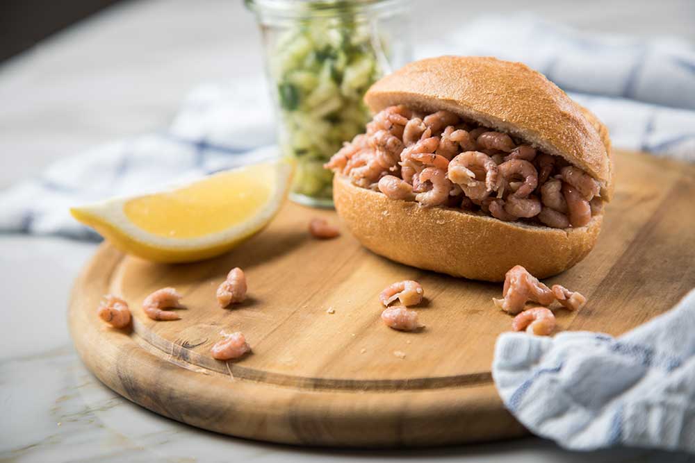 Nordseekrabben im Brötchen