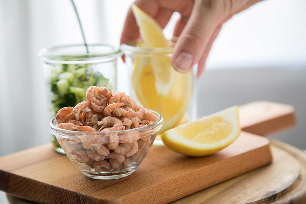 Nordseekrabben als Amuse-Gueule mit Gurken und Zitrone