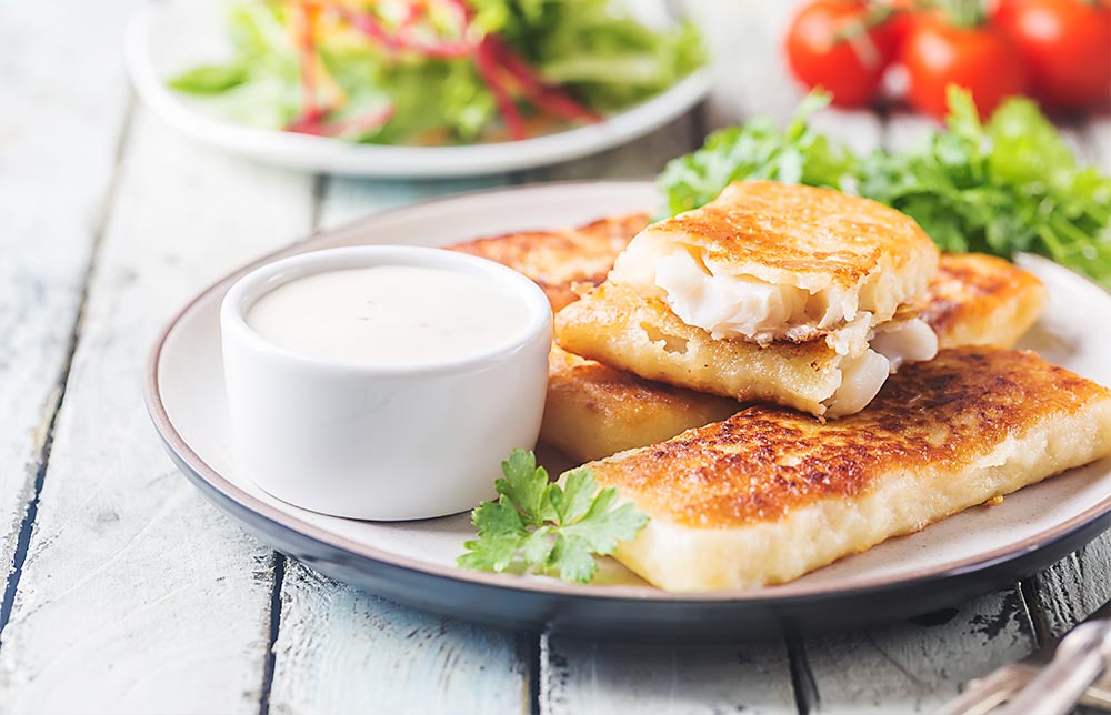 Schellfisch mit Salat und Soße zum Dippen