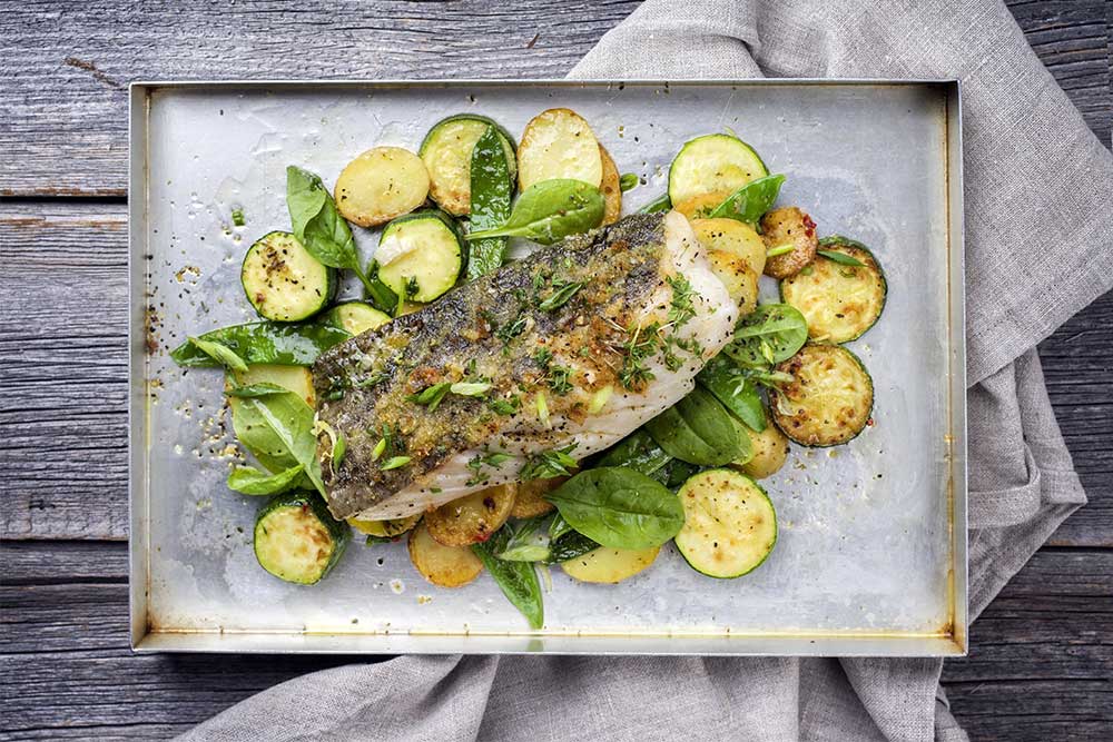 Steinbeisserfilet mit Kräuterkruste auf Zucchini im Ofen überbacken