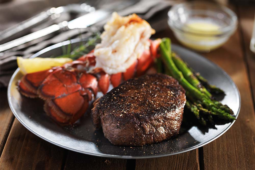 Hüftsteaks mit Langustenschwänzen, grünem Spargel und Kartoffelpüree