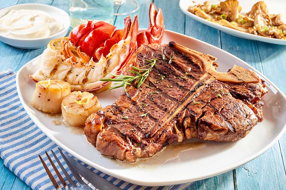 Surf and Turf: T-Bone Steak mit Hummer