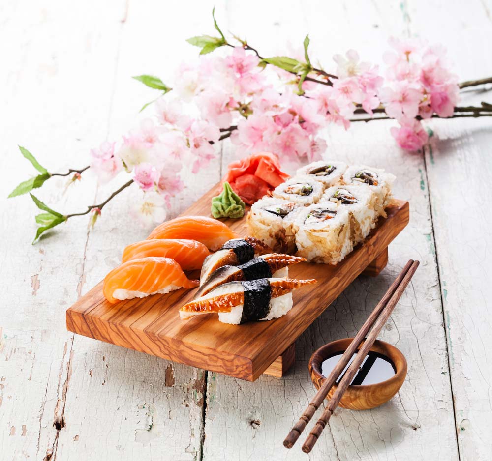 Sushi - japanisches Gericht aus Reis, Fisch, Meeresfrüchten, Nori, Gemüse, Tofu, Ei