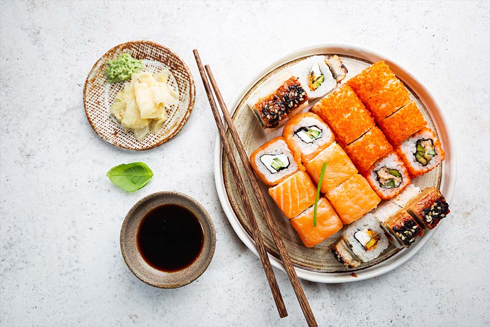 Köstliche Sushi Kreationen mit Sushi-Reis, Lachs und Kaviar