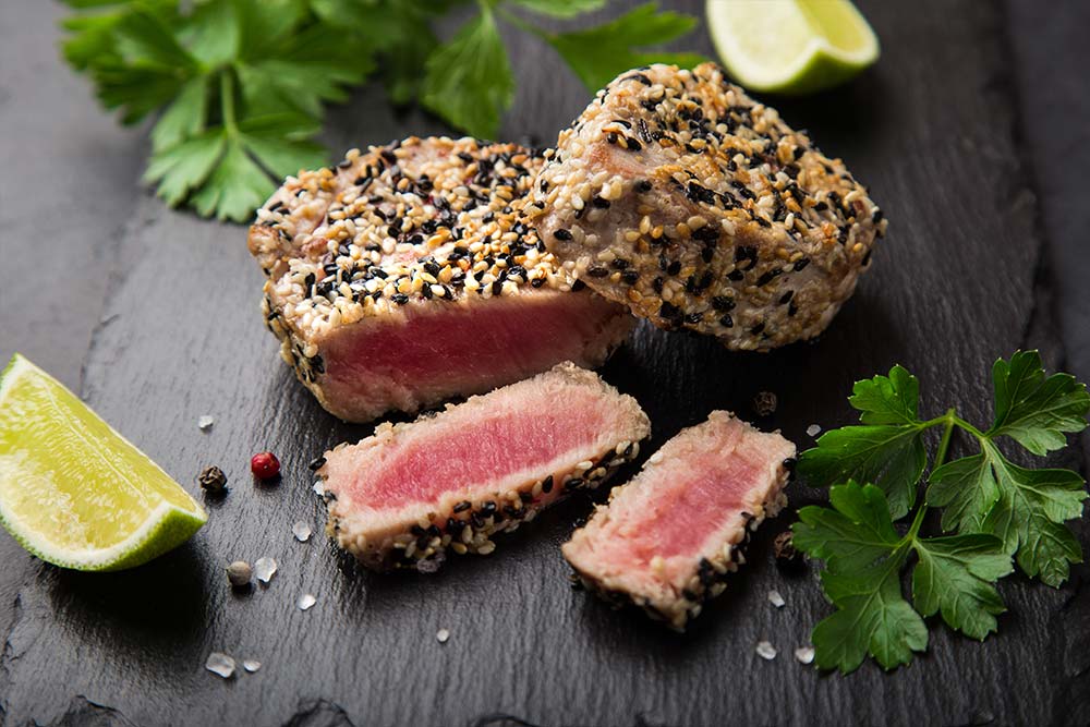 Thunfisch Steaks gegrillt, mit Sesam