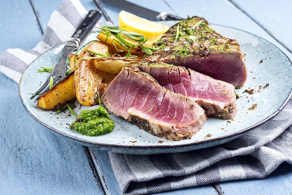 Thunfisch Steaks mit Kartoffeln und Pesto