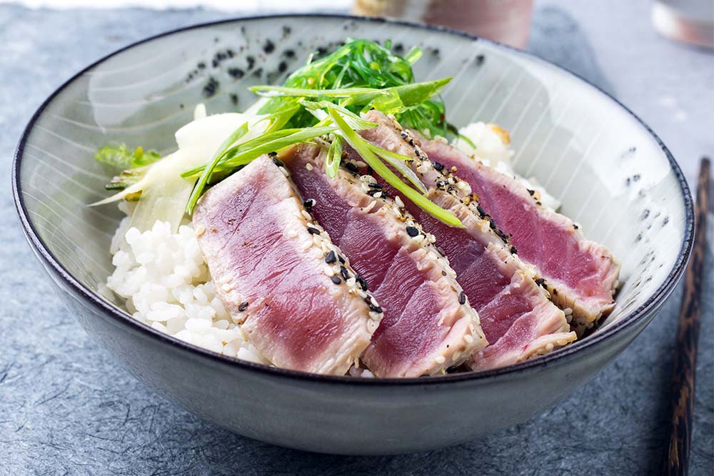 Thunfisch-Steaks leicht angebraten, mit Sesam, auf Reis