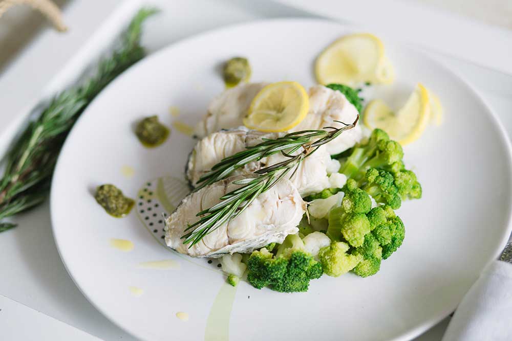 Weißer Heilbutt Filet mit Brokkoli, Pesto, Thymian und Zitronen