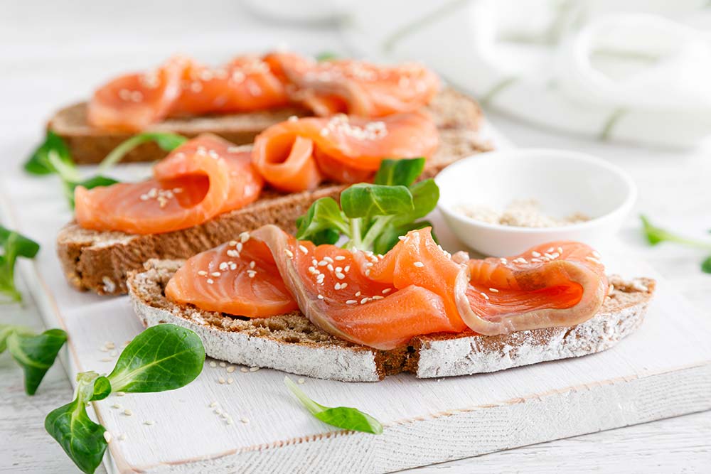 Wildlachs auf Brot mit Sesam