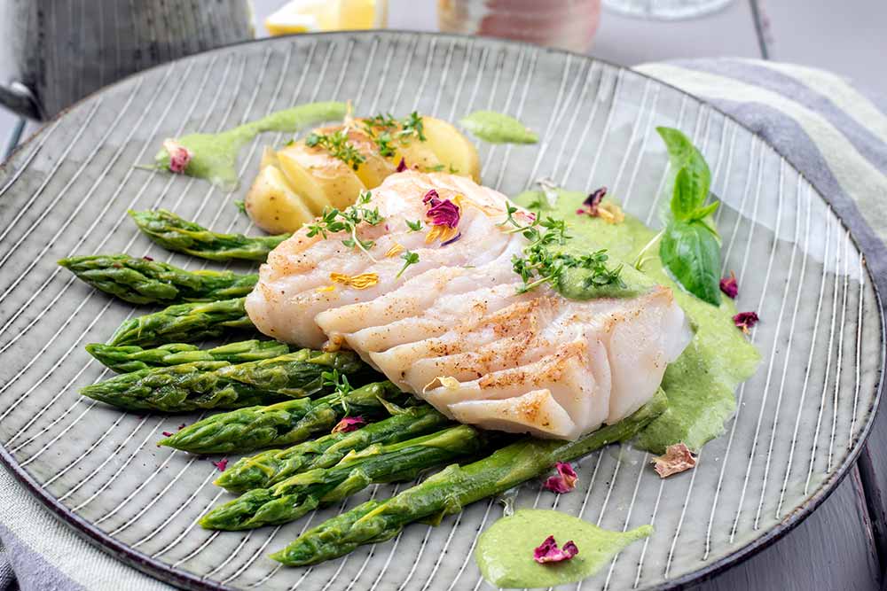 Gedämpftes Zanderfilet, serviert mit Sparge, Kartoffel und grüner Sauce