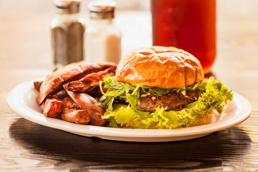 Steak-Sandwich mit Pommes frites aus Süßkartoffeln