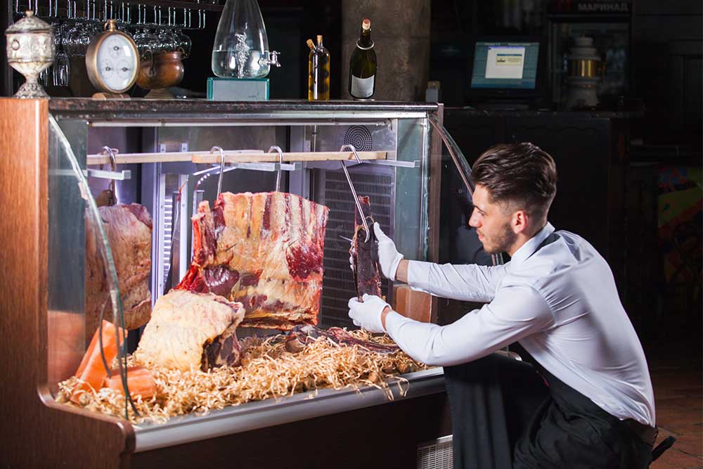 Dry aged Fleisch in einem Fleischreifeschrank