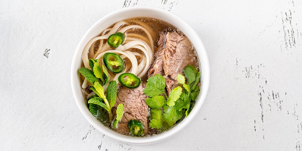 Vietnamesische Pho Suppe mit knuspriger Ente