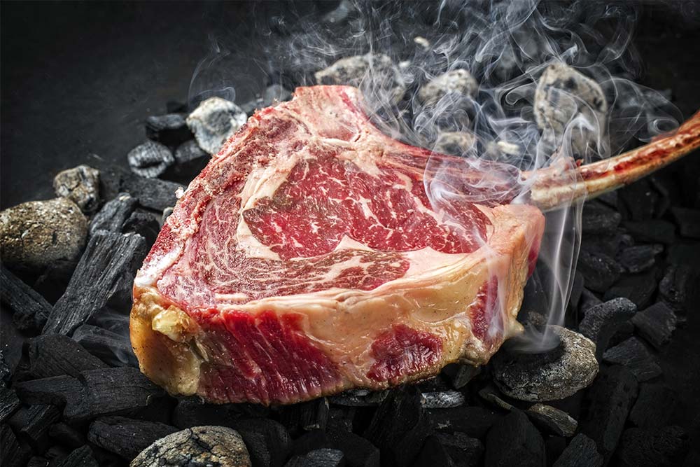 Tomahawksteak auf Kohle