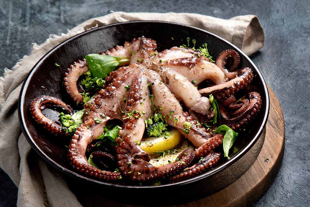 Krake / Oktopus gebraten mit Kräutern und Zitrone verfeinert